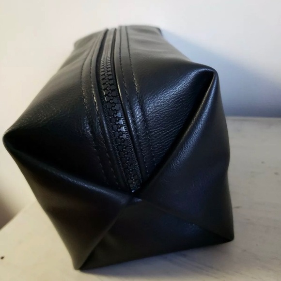 Guess Los Angeles Genuine Leather Toiletry Bag - Picture 7 of 8